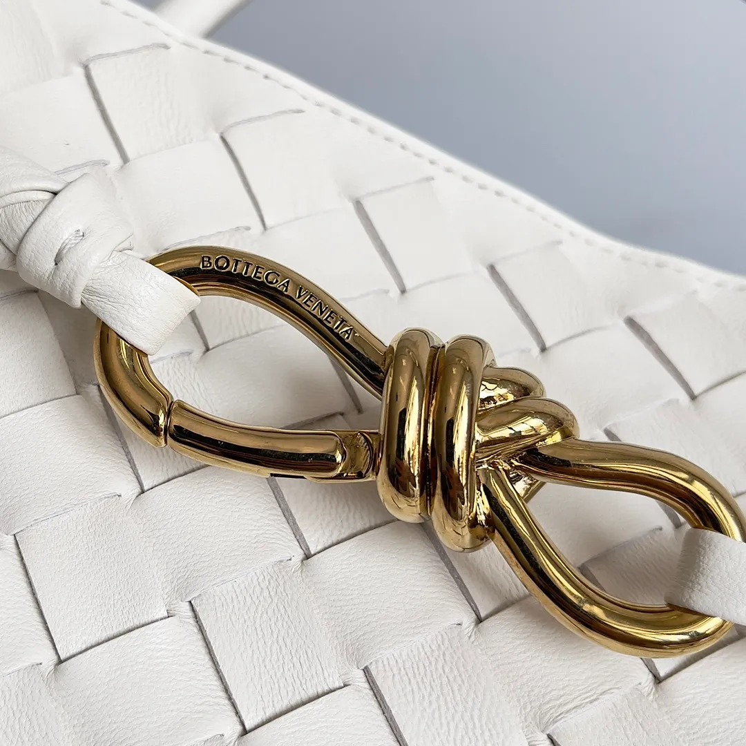 The 2023 new Andiamo batch of 2260 BV has been shipped‼ ️Really popular🔥The new Andiamo woven handbag launched by Bottega Veneta this season is really popular all over the world! ! Celebrities at home and abroad have worn it, and Oscar-winning actress Michelle Yeoh has taken it out on the street. Song Jia, Trai Yara, Yu Feihong, Sanji Ayaka, Rosie Hunting-Whiteley, Yoshioka Riho, etc. have all picked up this bag. It is classic and versatile, showing off its temperament, and the bag capacity is also large, which is very convenient for daily commuting! ! A variety of carrying methods, the shoulder straps can be adjusted by yourself, the original lambskin feels soft and delicate, and the unisex style breaks the gender boundaries and brings a more practical and long-lasting use experience. Andiamo, which has both elegant and casual styles, perfectly interprets the true appearance of "fashionable old money style". Style number: 743572 Size: 32*24*12